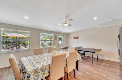 Venice Gardens House | 2 Kitchens, Pool, Ping Pong, Corn Hole, BBQ