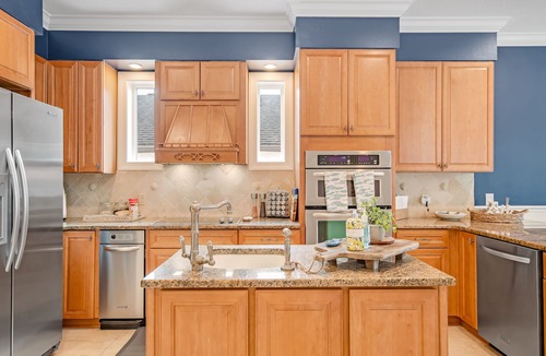 New Smyrna Beach House | 2 mastrs, htd salt lap pool, SPA, 2mins walk to beach - Happy Island Retreat