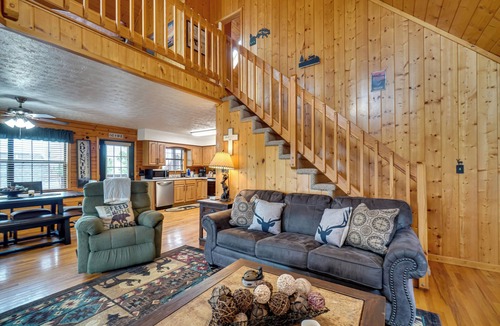 Sevierville Cottage | 2 Mi to Dollywood: Mtn Cabin w/Pool Access!