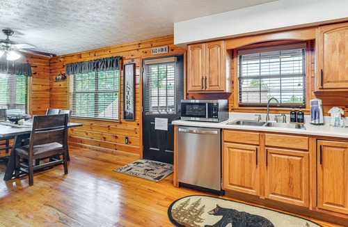 Sevierville Cottage | 2 Mi to Dollywood: Mtn Cabin w/Pool Access!