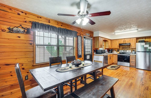 Sevierville Cottage | 2 Mi to Dollywood: Mtn Cabin w/Pool Access!
