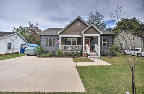 Parker House | 2 Mi to Downtown: Luxe Greenville Retreat!