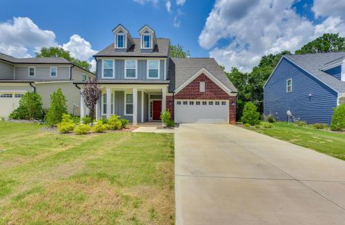 South Belmont House | 2 Mi to Historic Dtwn Belmont: Family Gem w/Patio