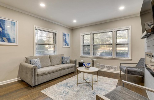 Piedmont Heights Apartment | 2 Mi to Midtown: Chic Apartment in Atlanta!