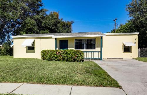 Riviera Beach House | 2 Mi to Shore Riviera Beach Retreat with Yard