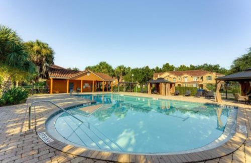Crestwynd Bay House | 2 Mi to WDW Townhouse with Patio and Pool Access