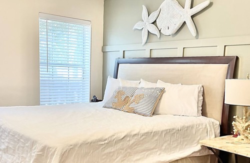 Indian Bayou Apartment | 2 min to the beach