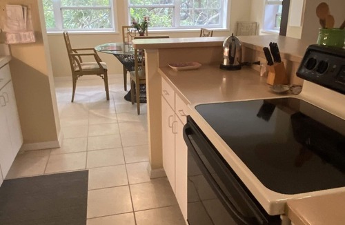 Wabasso Beach Condo | 2 min walk, beachside pool, bar and outside dining, 16tennis courts .Gated.
