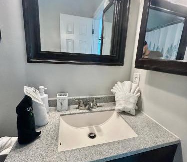 Lauderdale-by-the-Sea Apartment | 2 min walk to beach & free parking Lauderdale 21-1