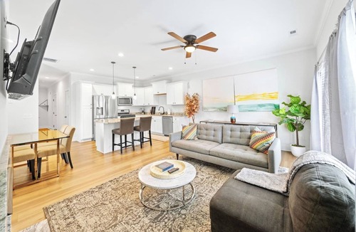 Drayton House | 2 Modern 2024 Townhomes | Spacious Stay for 10 Near Downtown