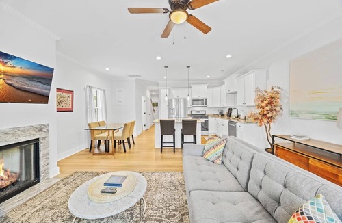 Drayton House | 2 Modern 2024 Townhomes | Spacious Stay for 10 Near Downtown