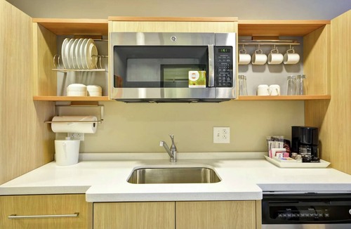 Saint Simons Island Hotel | 2 Modern Suites w/In-Room Kitchenette & Free Breakfast Minutes from Beach