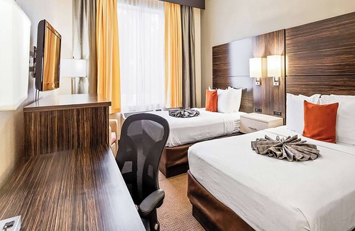 Orlando Hotel | 2 Orlando Rooms | Outdoor Pool & 2.5 Miles to Water Sport Complex