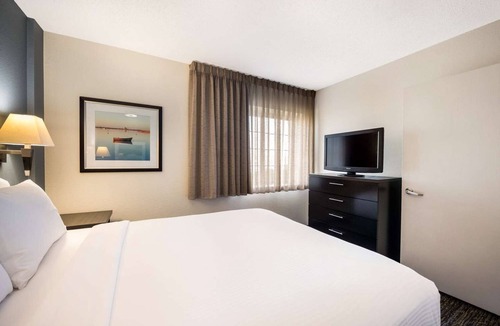 Morris Plains Hotel | 2 Pet-Friendly Suites w/Full Kitchen and Near NYC Commute