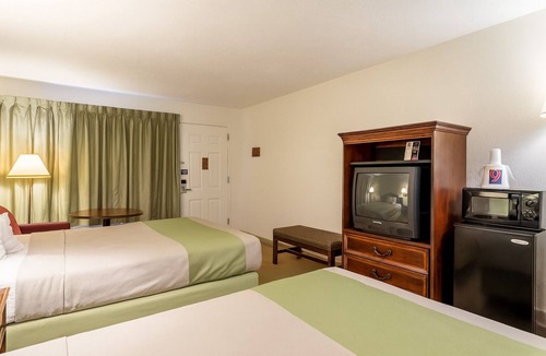 Edgewood Hotel | 2 Pleasant Rooms for Passing Travelers & Easy I-95 Access