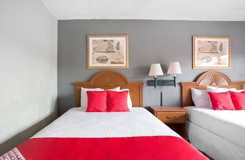 Silver Springs Hotel | 2 Queen Bed Room Perfect for Pet Owners! | Free Parking | Outdoor Pool
