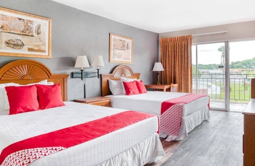 Silver Springs Hotel | 2 Queen Bed Room Perfect for Pet Owners! | Free Parking | Outdoor Pool