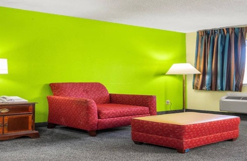 Orlinda Hotel | 2 Queen Beds near Kentucky Science Center | Efficiently Near I-65 | Free Parking