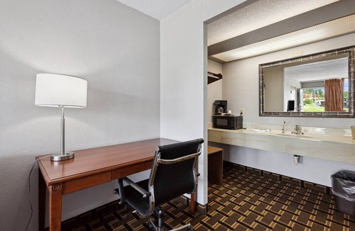 Greeneville Apartment | 2 Queen Beds|Non-Smoking