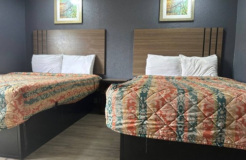 Jackson Hotel | 2 Queen Beds Non-Smoking
