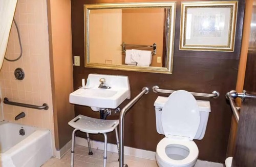 Richburg Hotel | 2 Queen Rooms Near City Fun + Savings – Explore Charlotte Premium Outlets Nearby