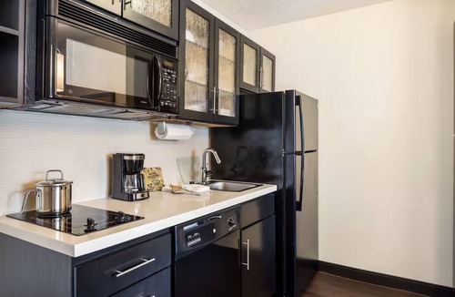 Nanuet Hotel | 2 Queen Studio w/Kitchen & Free Parking l Near Palisades Center Mall