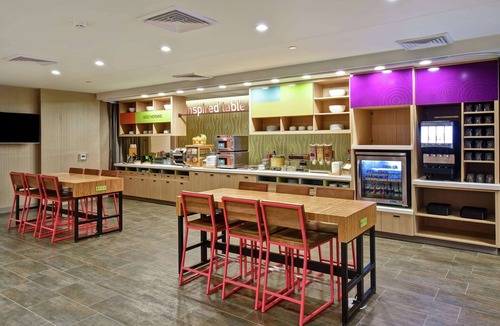 Mechanicsburg Hotel | 2 Queen Studio w/Breakfast & Pool | Close to Dining Spots + Breakfast Included