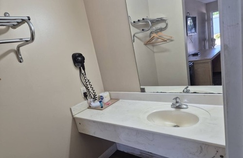 Chickamauga Hotel | 2 Quiet King Rooms Ideal for Budget Travelers Visiting Chickamauga