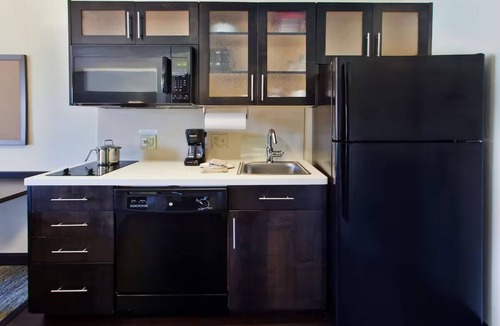 Nanuet Hotel | 2 Relaxing 1BR Suite Near NYC l w/Kitchen + Free Parking