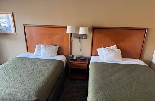 Harriman Hotel | 2-Room Escape with Free Parking & Breakfast – Convenient I-40 Location