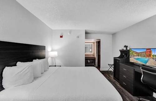 Downtown Hollywood Hotel | 2 Rooms | Coastal Getaway Near Hollywood Broadwalk w/Pool and Free Breakfast