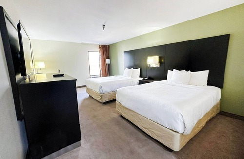 Mount Berry Hotel | 2 Rooms | Double Queen Comfort | Relaxing Rome Stay Close to Dining