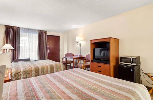 St. Augustine Beach Hotel | 2 Rooms Great for Family Vacations w/Parking & Breakfast | Butler Beach - 2 mi