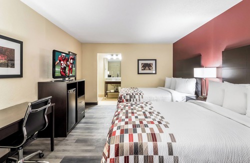 Dandridge Hotel | 2 Rooms with 2 Queen Beds Ideal for Exploring Great Smoky Mountain Nature