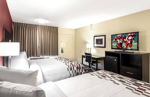 Dandridge Hotel | 2 Rooms with 2 Queen Beds Ideal for Exploring Great Smoky Mountain Nature