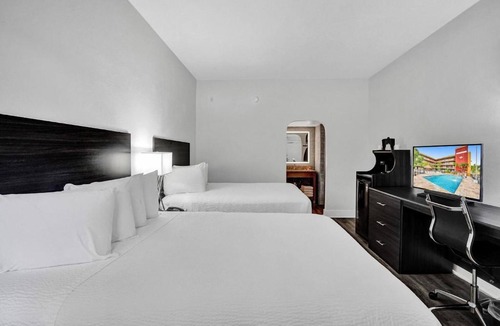 Downtown Hollywood Hotel | 2 Spacious Room, Perfect weekend getaway near attractions and beach + Breakfast!