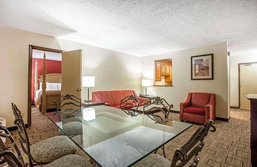 Fort Mill Hotel | 2-Star Hotel ∙ Clarion Hotel Fort Mill Near Amusement Park