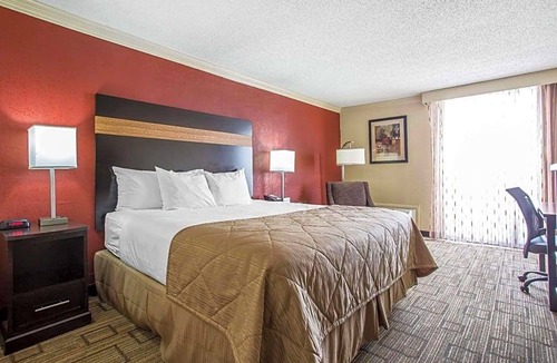 Fort Mill Hotel | 2-Star Hotel ∙ Clarion Hotel Fort Mill Near Amusement Park
