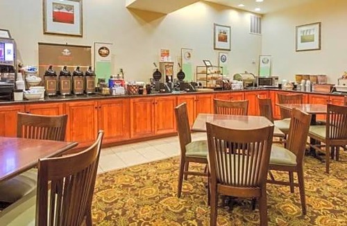 Crestview Hotel | 2-Star Hotel ∙ Country Inn & Suites by Radisson, Crestview, FL
