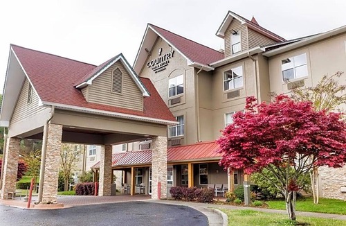 Helen Hotel | 2-Star Hotel ∙ Country Inn & Suites by Radisson, Helen, GA