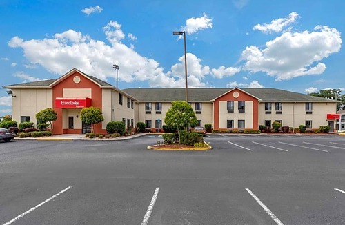 Brunswick Hotel | 2-Star Hotel ∙ Econo Lodge Brunswick