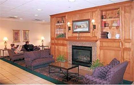Clinton Hotel | 2-Star Hotel ∙ Hampton Inn Clinton