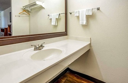 Ashley Oaks Hotel | 2-Star Hotel ∙ Econo Lodge Knoxville