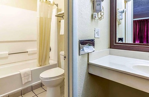 Ashley Oaks Hotel | 2-Star Hotel ∙ Econo Lodge Knoxville