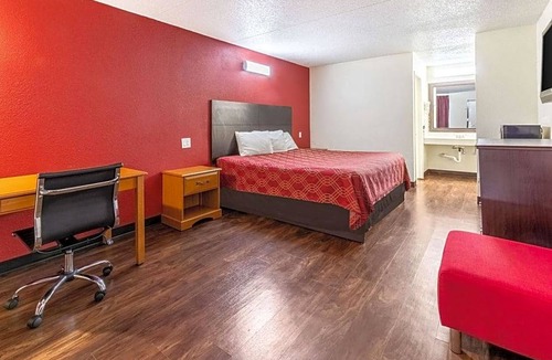 Ashley Oaks Hotel | 2-Star Hotel ∙ Econo Lodge Knoxville