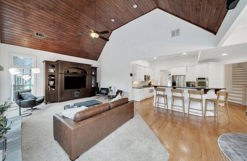 Flowery Branch House | 2 story dock/hot tub/game room/pets ok