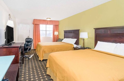 Lookout Valley Neighborhood Association Hotel | 2 Two Queen Stay w/Free Breakfast Near Lookout Mountain & Ruby Falls