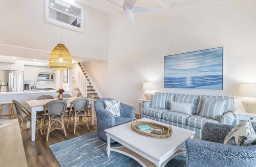 Captiva Apartment | 2 Units | Dolphin Watch from Marina | 3 Outdoor Pools | 1.4 Mi to Mucky Duck