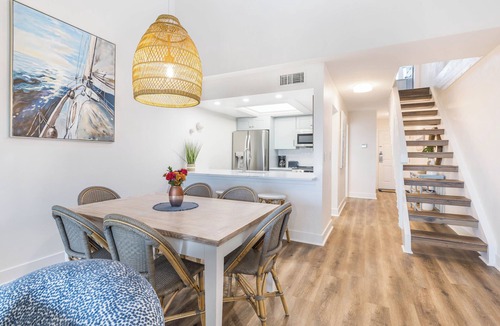 Captiva Apartment | 2 Units | Dolphin Watch from Marina | 3 Outdoor Pools | 1.4 Mi to Mucky Duck