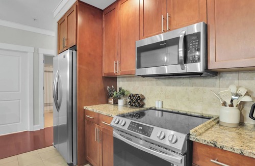 Old West Broad Neighborhood Cottage | 2 Units w/Free Parking Walkable Historic District The Juliette by Avantstay